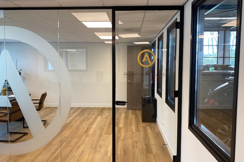 Automotive-belettering-pand-binnen Automotive belettering pand binnen